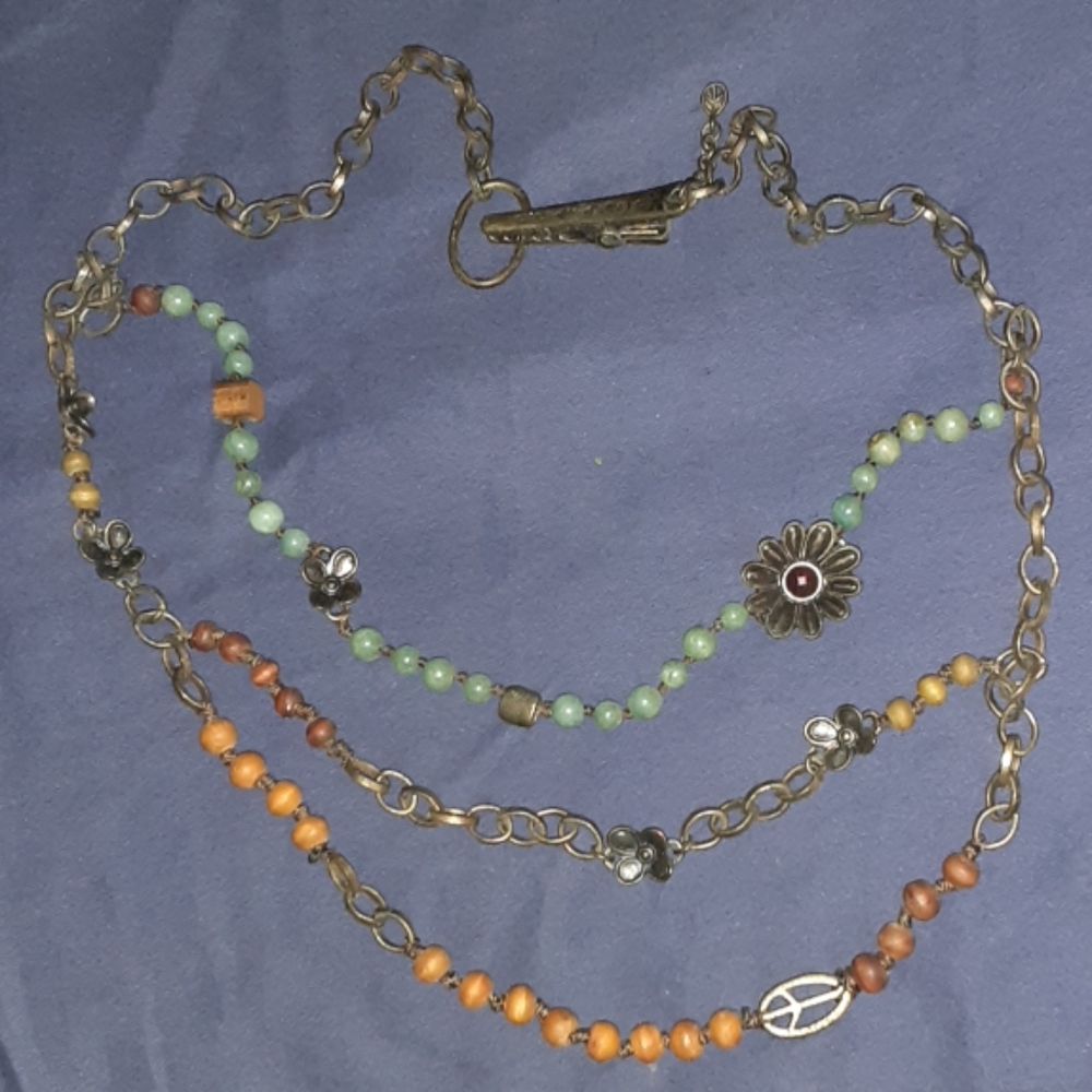 Adjustable necklace with three chains